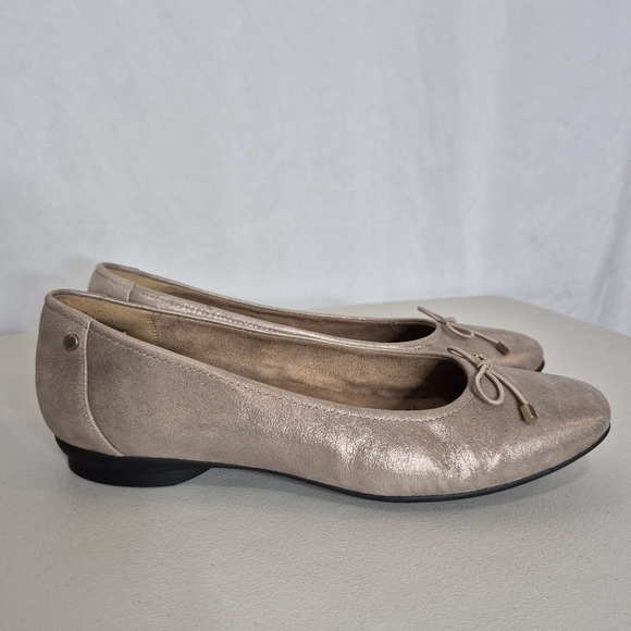 Clarks Artisan Candra Light Champagne Leather Ballet Flat Slip-On Shoe - Size 9 - Picture 1 of 13